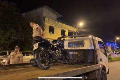 La moto en la que estaba la víctima fue llevada a los patios policiales.