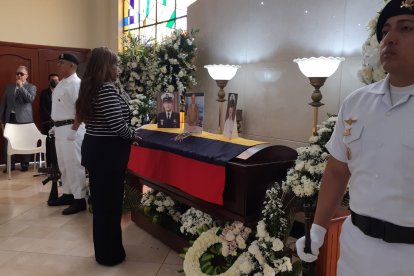 La concejala y comunicadora Mayra Montaño observa el féretro de su excompañero.
