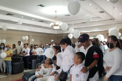 Mucha gente, la mayoría vestida de blanco, acudió al velatorio, previo a la inhumación del cadáver del pequeño.