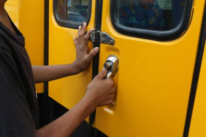 Muchos optan por chequear a cada rato si el seguro está bien puesto. 3. La salida al finalizar la jornada de clases también es un momento que podrían aprovechar para robar.