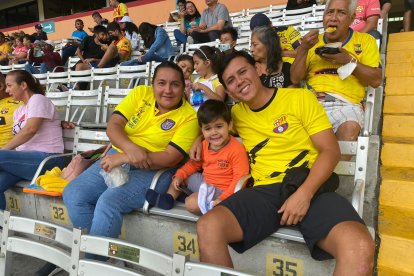 La mamá de Iliana Bowen, Carmen Bravo, su hijo Joaquín y su esposo Paúl Quishpe la apoyaron desde las gradas del Monumental.