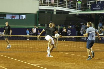 Los extenistas demostraron que también tienen habilidad para jugar fútbol.