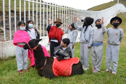 Sus amiguitos de la escuela lo admiran.