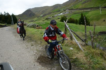 Su hermano va en bicicleta.