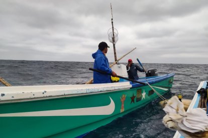 Pescadores de la parroquia San Mateo del cantón Manta, Manabí, rescataron al extranjero en medio del mar.