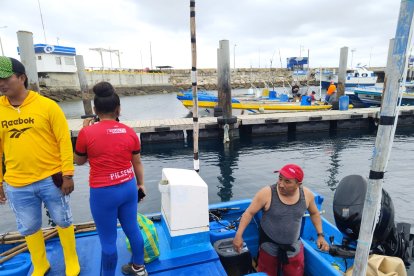 Los ecuatorianos actuaron rápido al ver que el pescador permanecía aferrado a una boya con combustible.
