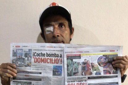 Luis Tenesaca muestra contento el ejemplar de EXTRA que le permitió ganarse 100 dólares en La Troncal.