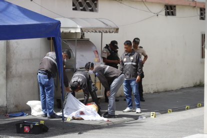 El cadáver de Alejandro Alvear Vera quedó sobre una vereda de Los Rosales.