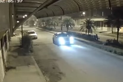 Los asesinos persiguen a quienes salieron corriendo.