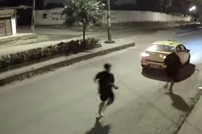 Luego del crimen, los gatilleros huyen en el mismo taxi.