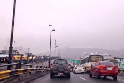 La ligera y peremne llovizna causó congestinamientos vehiculares en diversos sitios de la ciudad y sus alrededores.