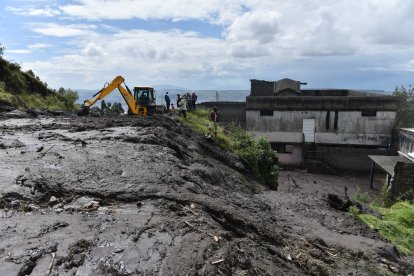 Un muro cayó debido al talud. Los trabajos de limpieza aún continúan.