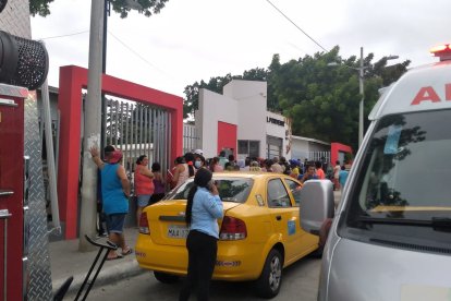 Ambulancias llegaron al plantel para asistir a los afectados.