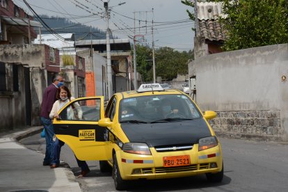 Una cooperativa de taxis brinda el servicio a quienes quieren evitar caminar hasta su trabajo o casa.