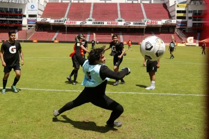 Los futbolistas se sintieron emocionados de jugar en la cancha del estadio albo.