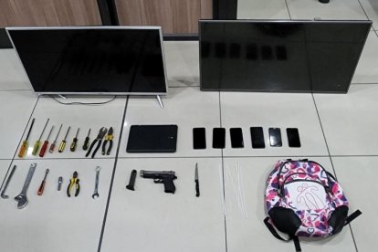 Esta es la evidencia que la Policía encontró en el vehículo y prendas de los detenidos.