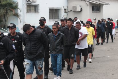 1. Las personas que le daban custodia al herido.