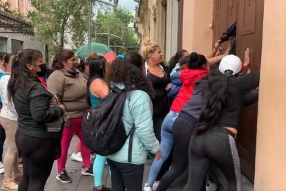 Las chicas intentaron ingresar a la fuerza a la Secretaría de Seguridad.