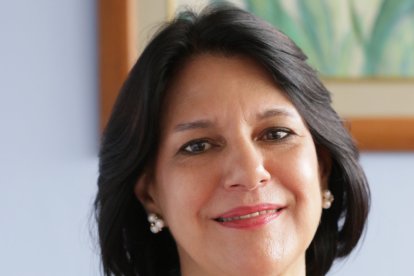 Patricia Ordóñez atiende a los niños viendo el entorno en que habitan.