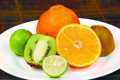 Las frutas cítricas contribuyen a subir las defensas contra el resfrío.