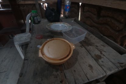 Sobre una mesa se podía observar alimentos que habrían consumido.
