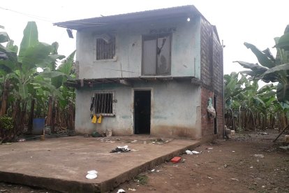En esta vivienda de dos pisos les habrían dado ‘vire’ a los dominicanos.