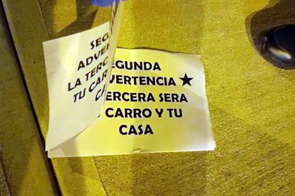 Un panfleto fue ubicado en el exterior del recinto.
