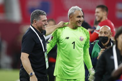 El estratega colombiano Luis Fernando Suárez festejó junto al golero Keylor Navas, la clasificación con Costa Rica al Mundial de Catar.