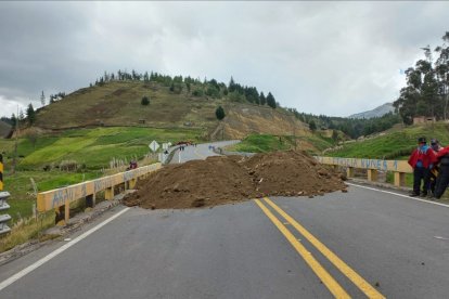 Desde el cantón Alausí se reportó la presencia de obstáculos en varios tramos de la vía.