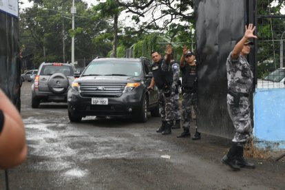 El centrocampista fue sacado en el vehículo de su defensor. Estuvo escoltado por otros carros.