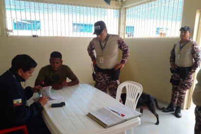 El futbolista firmando los documentos que le permitieron salir de la cárcel.