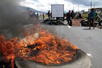 Coidearios de Leonidas Iza quemaron llantas y cerraron vías en apoyo al dirigente.