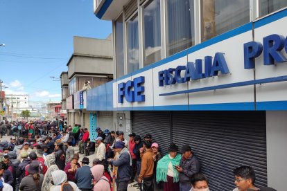 Cientos de personas se congregaron en los exteriores de la Fiscalía de Cotopaxi.