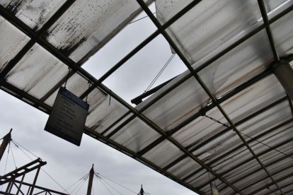 Los techos están rotos. Hay goteras. Diariamente se transportan en este sistema al menos 110.000 pasajeros.