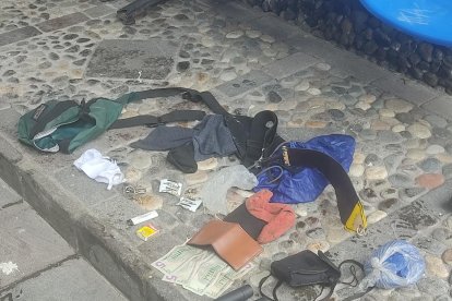 El sujeto llevaba consigo dinero, condones, una pistola y un machete.