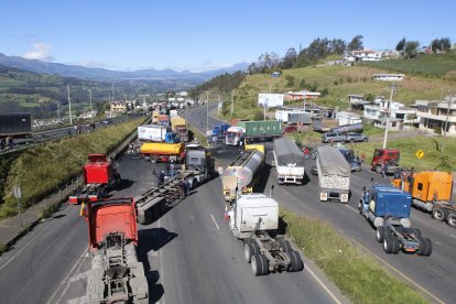 En Uyumbicho se cerró el paso vehicular.