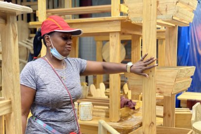 Sandra usará sus artículos de madera para defenderse.