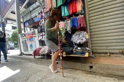 Elisa Sarmiento no deja su palo de escoba ni cuando ordena su mercadería.