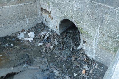 Una semana después de la intervención de los moradores, los restos de basura todavía estaban en el filo de la tubería.