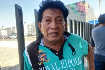 Oswaldo Biche, papá de uno de los occisos, llegó a la morgue. Estaba consternado.