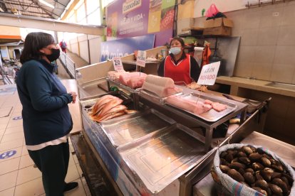 Los puestos de mariscos y pescados también están desabastecidos.