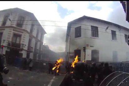 El policía agredido con una bomba molotov casi pierde la vida.