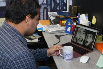 En su computador tiene almacenadas las fotografías de su hijo. Las mira con tristeza.