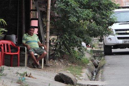 Con tristeza, José Mosquera, padre de Miguel Ángel y hermano de Máximo, esperaba la llegada de sus restos.