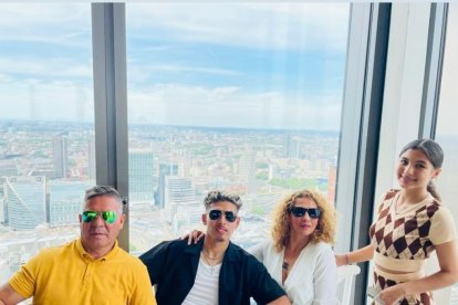 La familia Sarmiento Morante celebrando los 20 años de Jeremy.