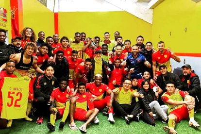 Sebastián Medina (d) con el primer equipo del Papá Aucas.