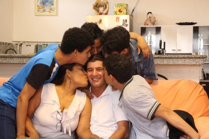 Sus hijos lo saludan como a él le gusta y como les ha enseñado, con un beso en la mejilla.