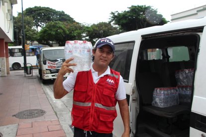 Este superpapá da de beber al sediento: distribuye agua en su carro.