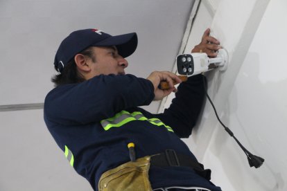 Desde hace un año ‘cachuelea’ instalando y revisando cámaras de vigilancia.