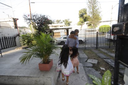 Lucas, Valentina y María de los Ángeles reciben con efusividad a su papi.